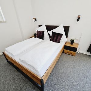 Zimmer mit Kingsize-Bett
